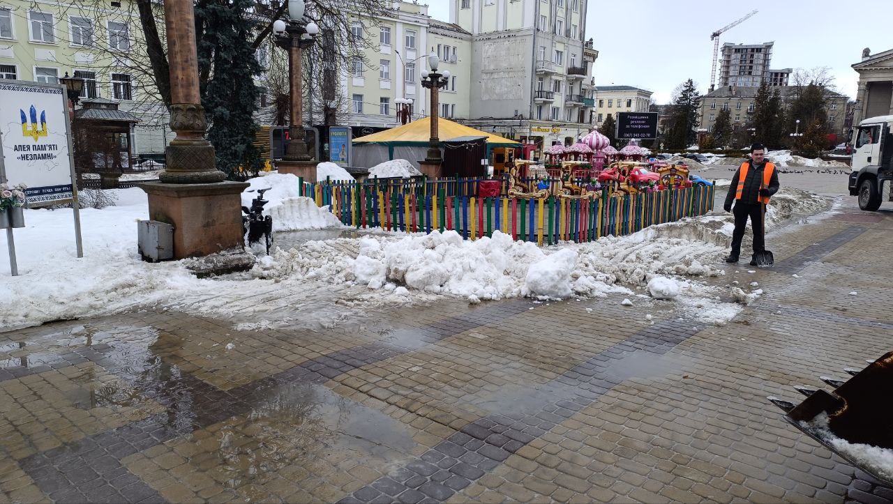 Новини Тернополя - фото з У Тернополі почали вивозити сніг у відлигу