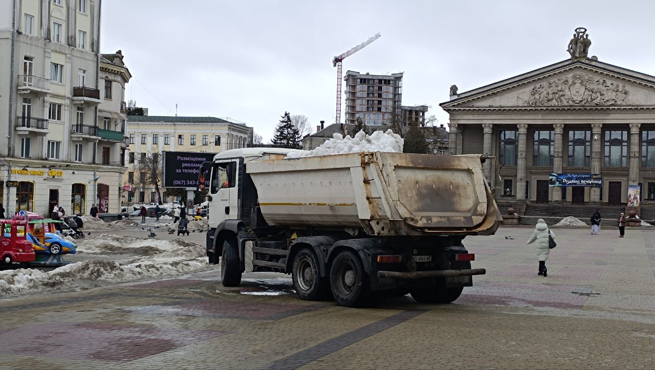 Новини Тернополя - фото з У Тернополі почали вивозити сніг у відлигу