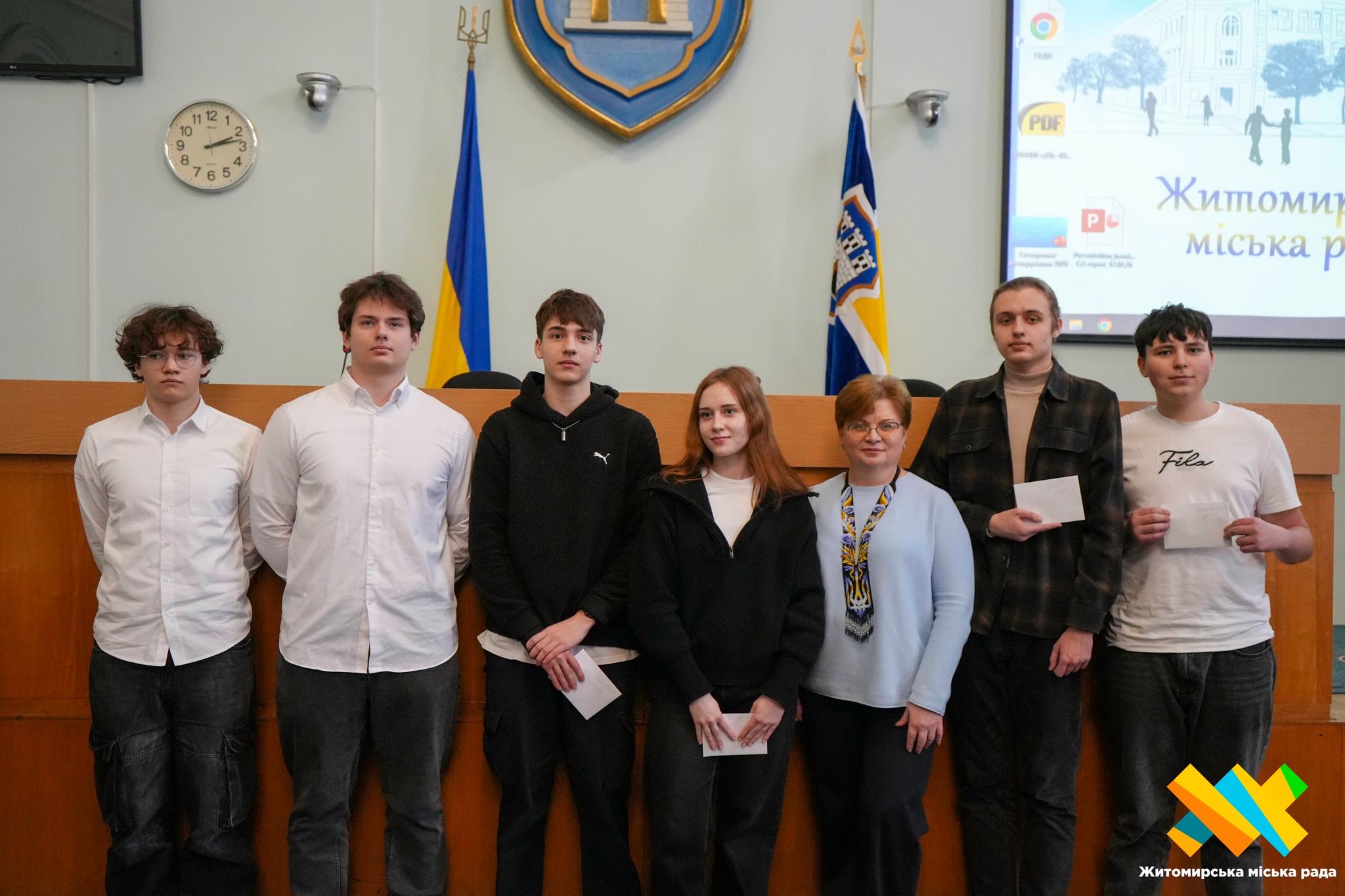 Новини Житомира - фото з Юні науковці-переможці І етапу Всеукраїнського конкурсу-захисту науково-дослідницьких робіт учнів-членів Малої академії наук отримали стипендії від міста