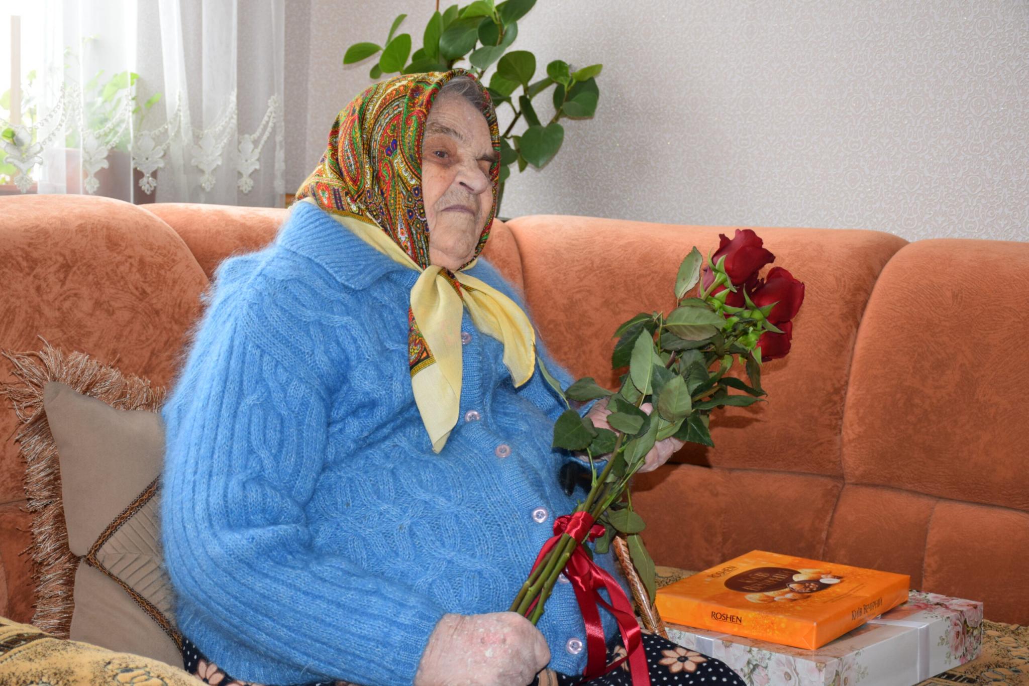 Новини Хмельницького - фото з Жительці Хмельниччини виповнилось 105 років — у Шепетівці вітали Ганну Шевчук