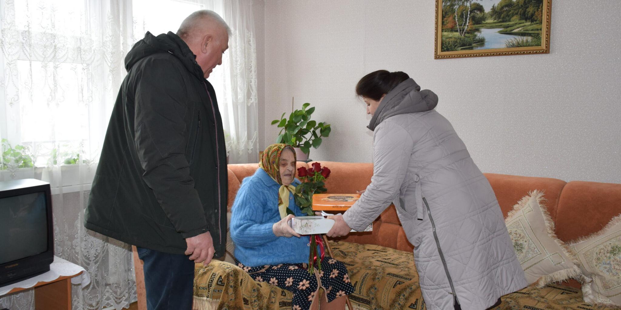 Новини Хмельницького - фото з Жительці Хмельниччини виповнилось 105 років — у Шепетівці вітали Ганну Шевчук У Шепетівці 105-річний ювілей відзначила Ганна Шевчук