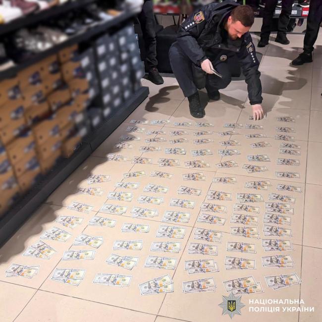 Новини Вінниці - фото з Одягнули кайданки посеред ТЦ: під час передачі $24 000 затримали організатора незаконного трансферу за кордон