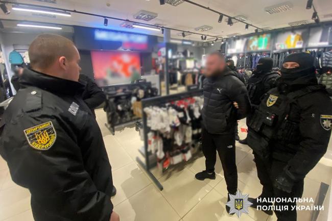 Новини Вінниці - фото з Одягнули кайданки посеред ТЦ: під час передачі $24 000 затримали організатора незаконного трансферу за кордон