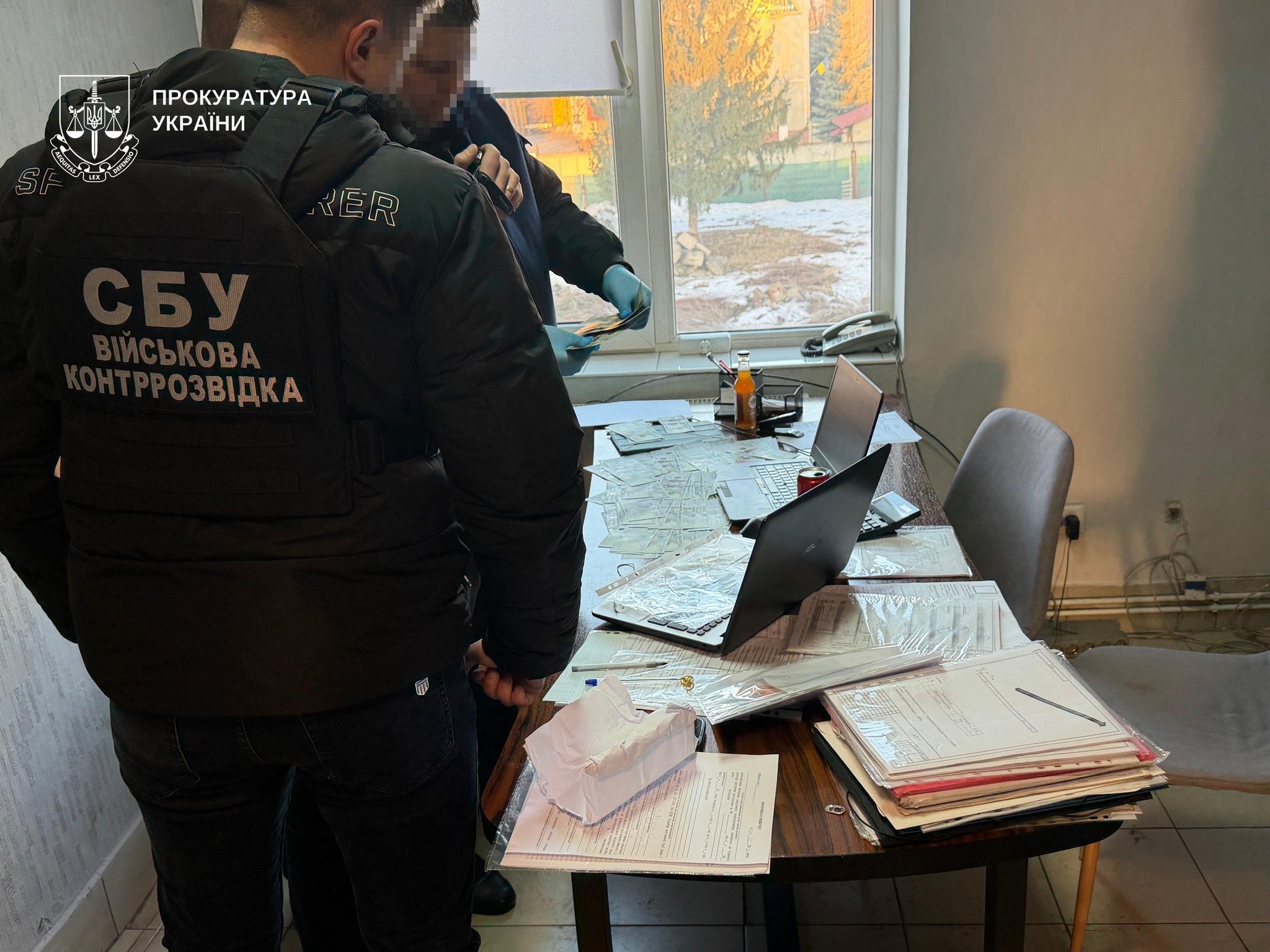 Новини Тернополя - фото з У Тернополі затримали підприємця під час отримання 17 000 доларів за вплив на рішення медиків