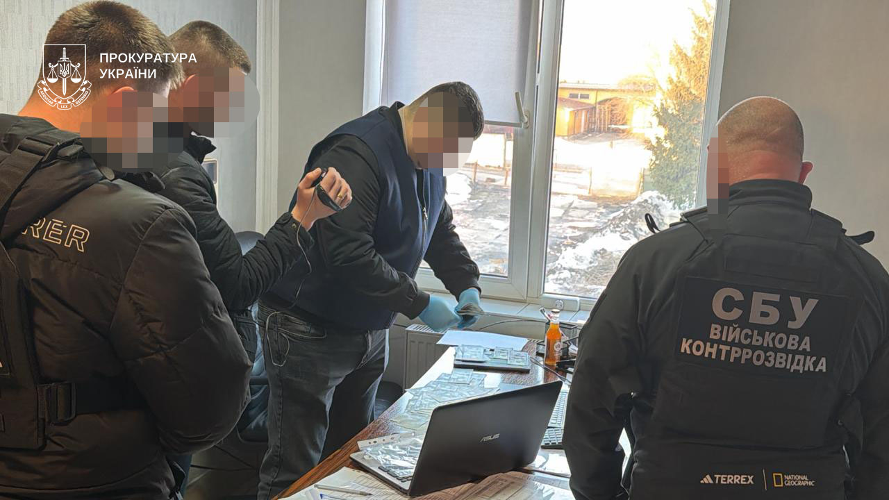 Новини Тернополя - фото з У Тернополі затримали підприємця під час отримання 17 000 доларів за вплив на рішення медиків