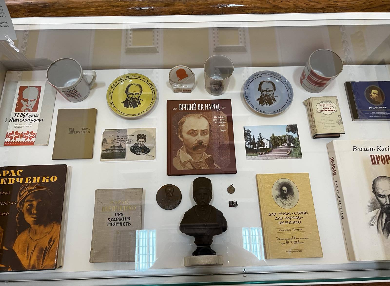 Новини Житомира - фото з До 212-ї річниці від дня народження Тараса Шевченка в краєзнавчому музеї діє експрес-виставка "Єднаємо Україну Тарасовим Словом"