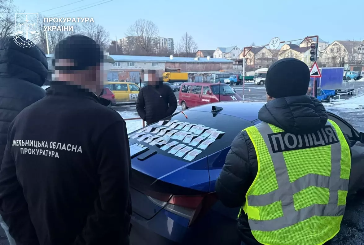 У Хмельницькому затримали чоловіка, який обіцяв «вирішити» іспит на водійське посвідчення