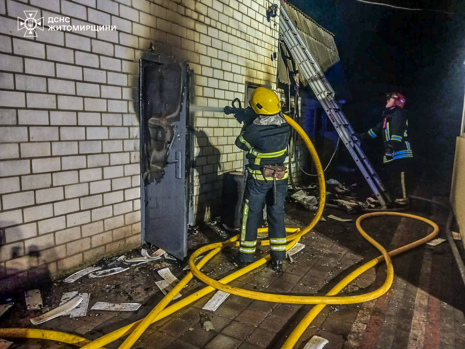 Новини Житомира - фото з У Бердичеві троє людей травмувалися під час намагання загасити пожежу в гаражі