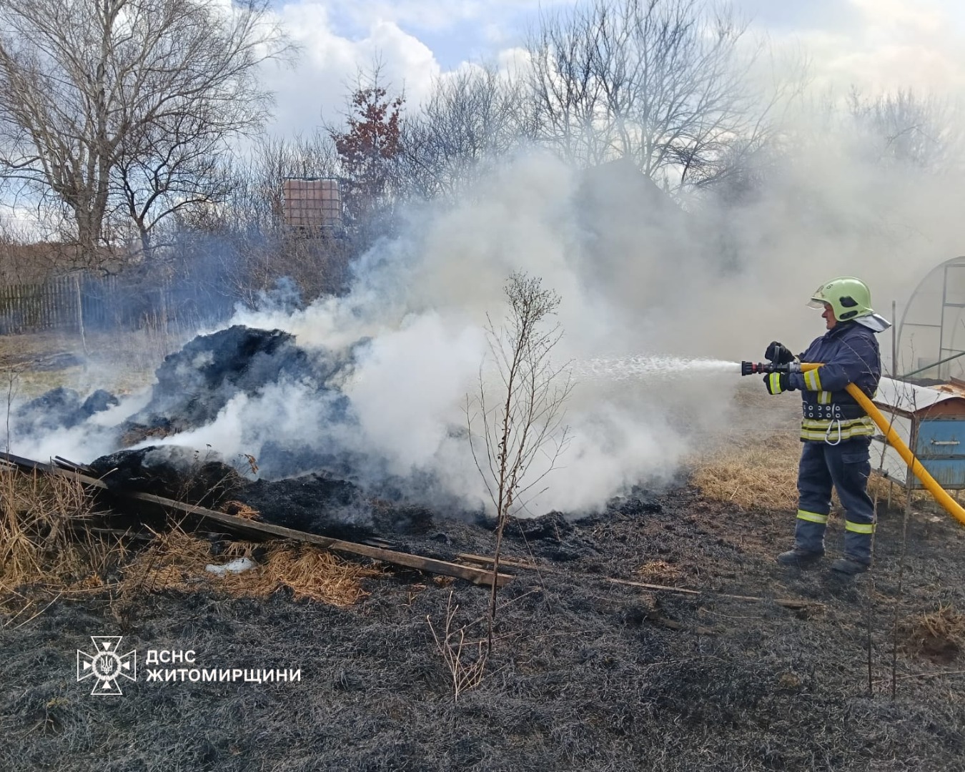 Новини Житомира - фото з Рятувальники Житомирщини продовжують приборкувати пожежі в екосистемах