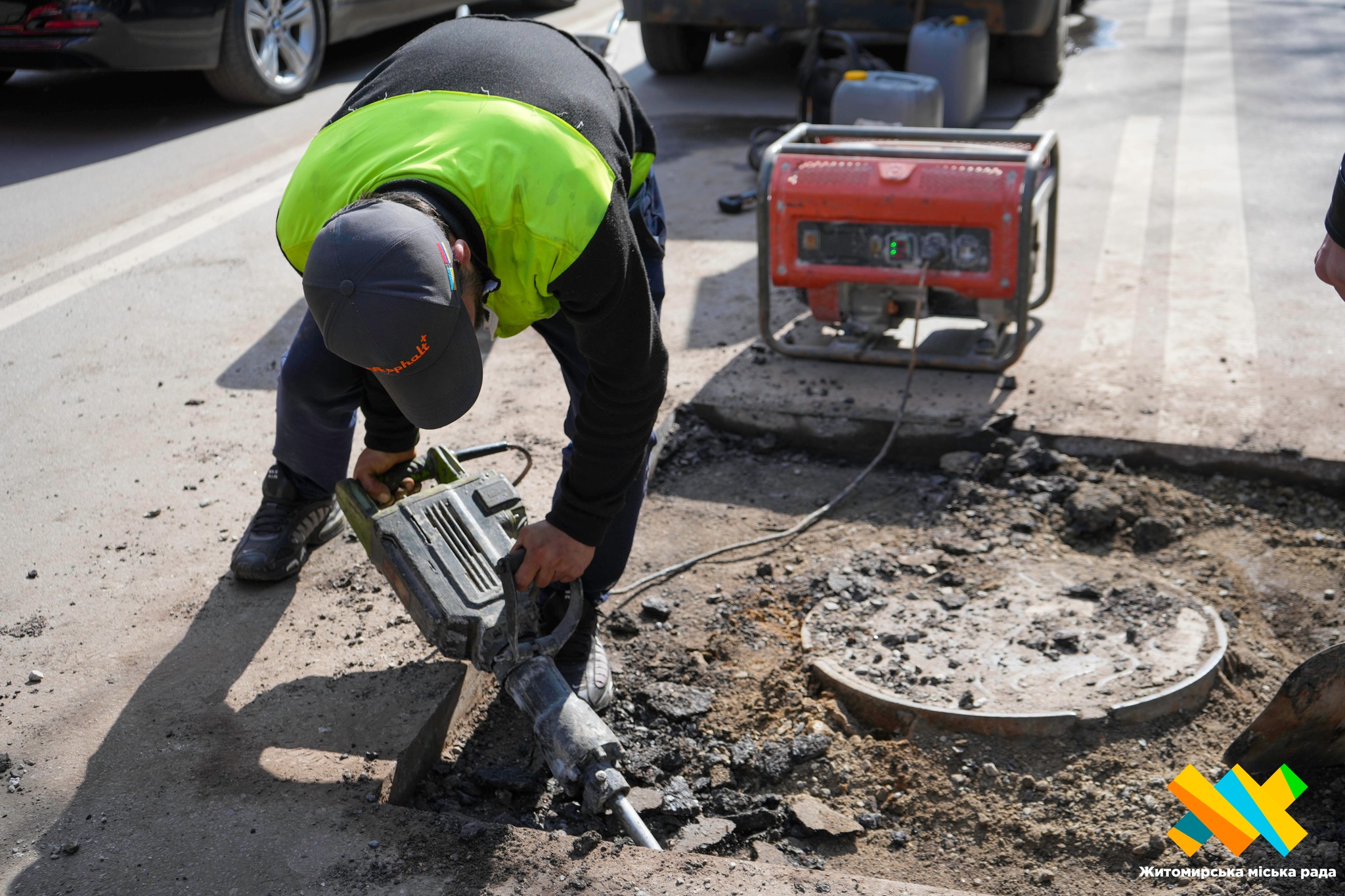 Новини Житомира - фото з У Житомирі встановили самонівелюючий люк