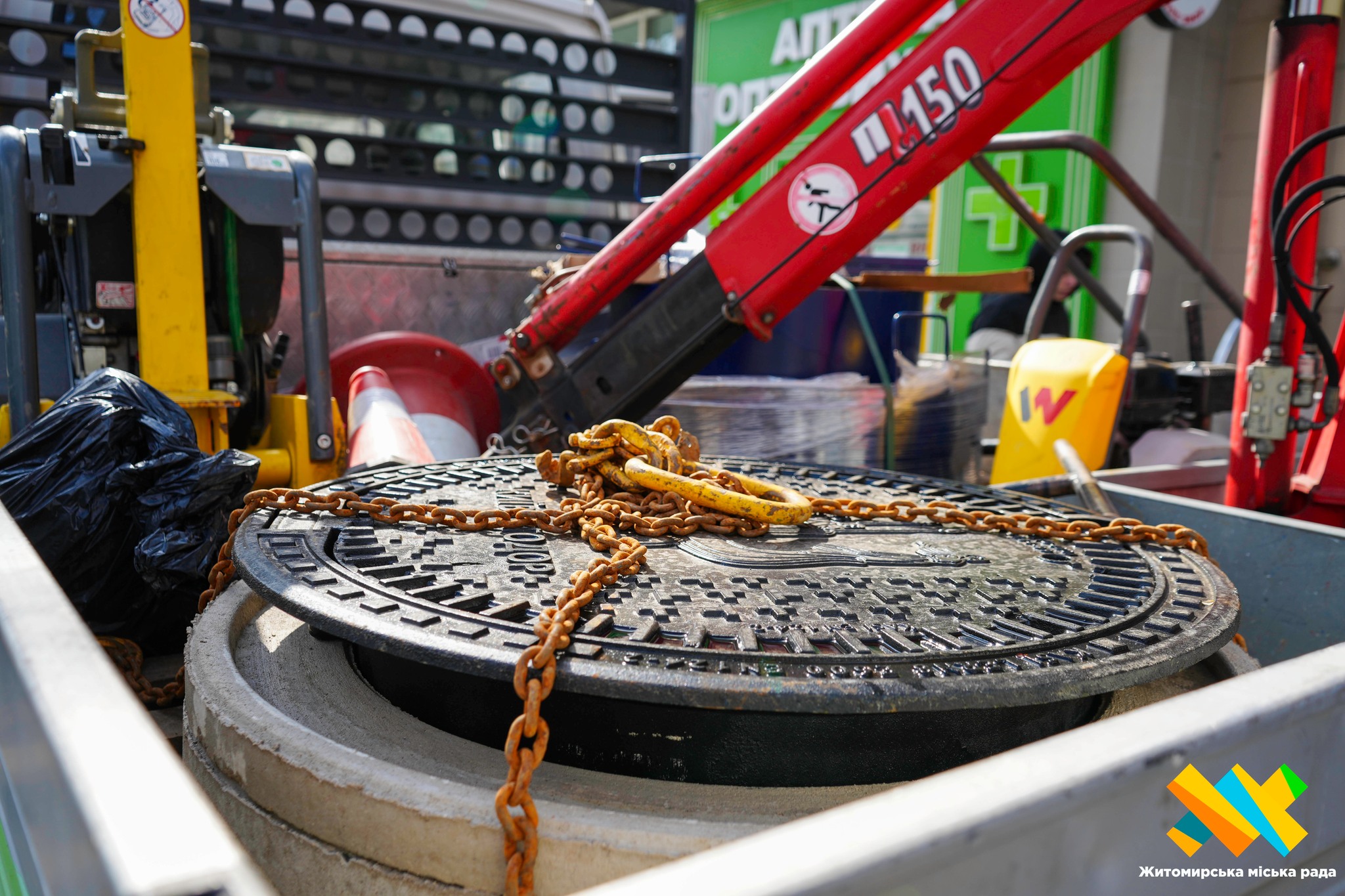 Новини Житомира - фото з У Житомирі встановили самонівелюючий люк