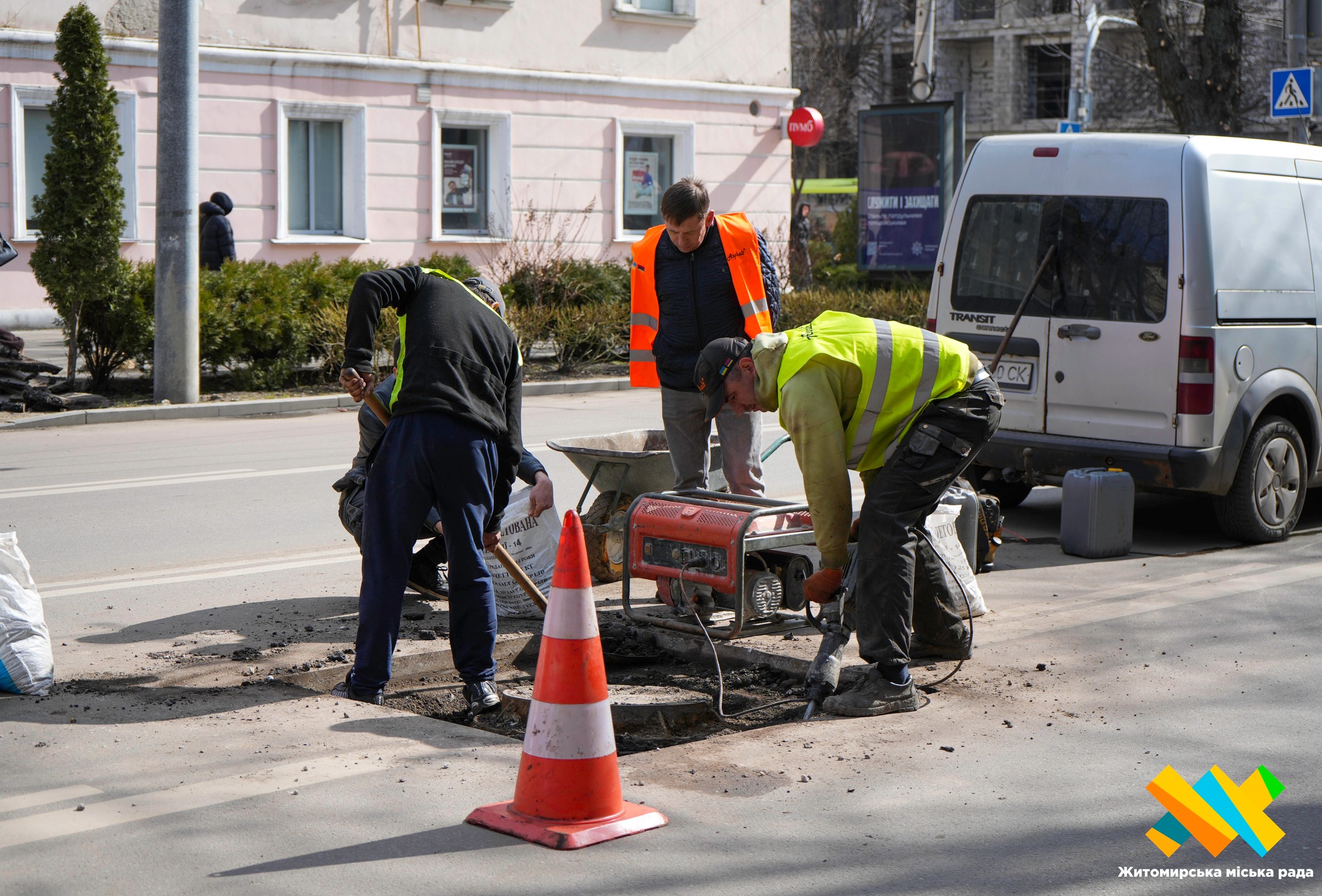 Новини Житомира - фото з У Житомирі встановили самонівелюючий люк