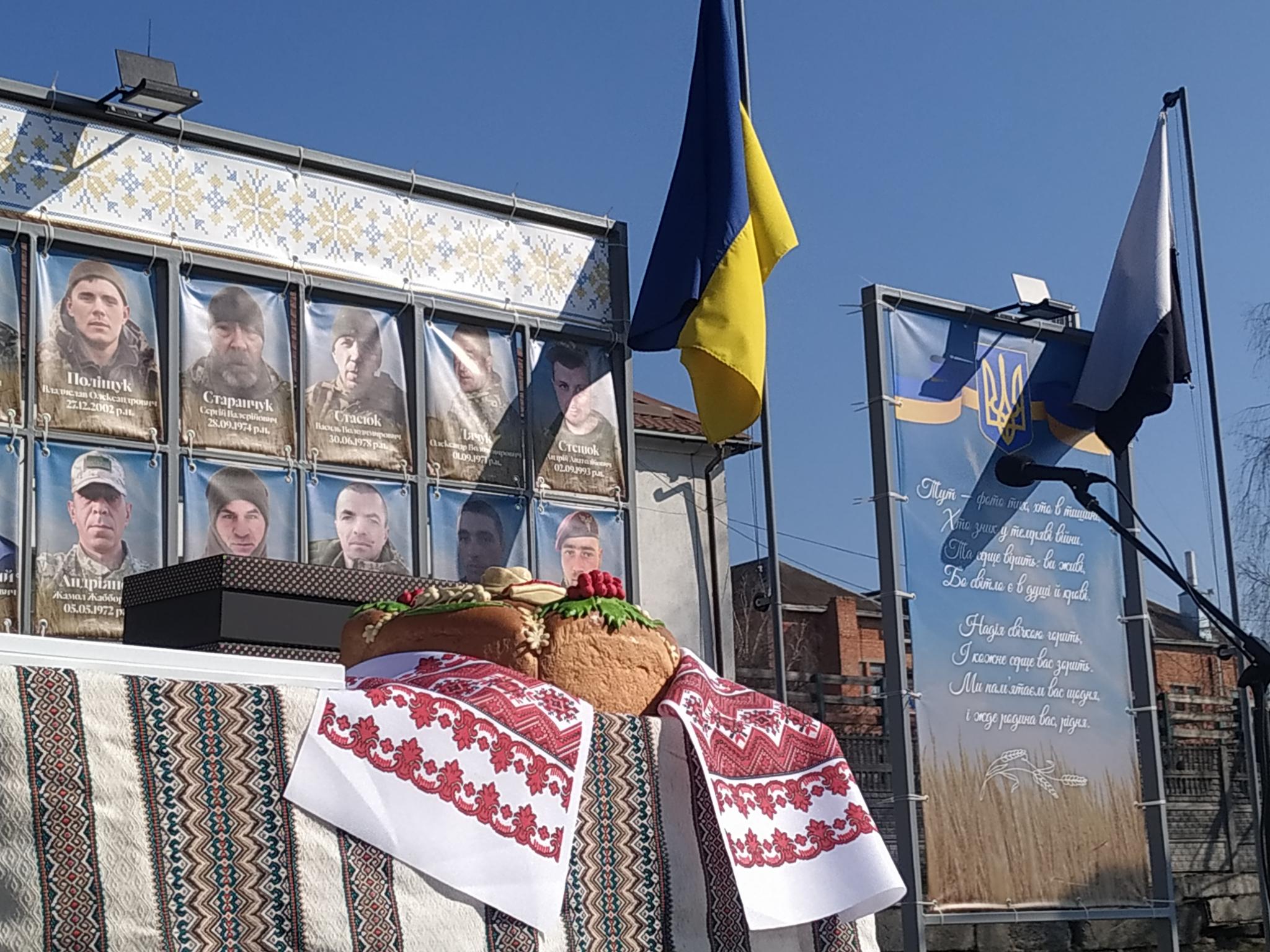 31-річний військовий з Ізяславщини власноруч зняв фото з Алеї Віри та Надії