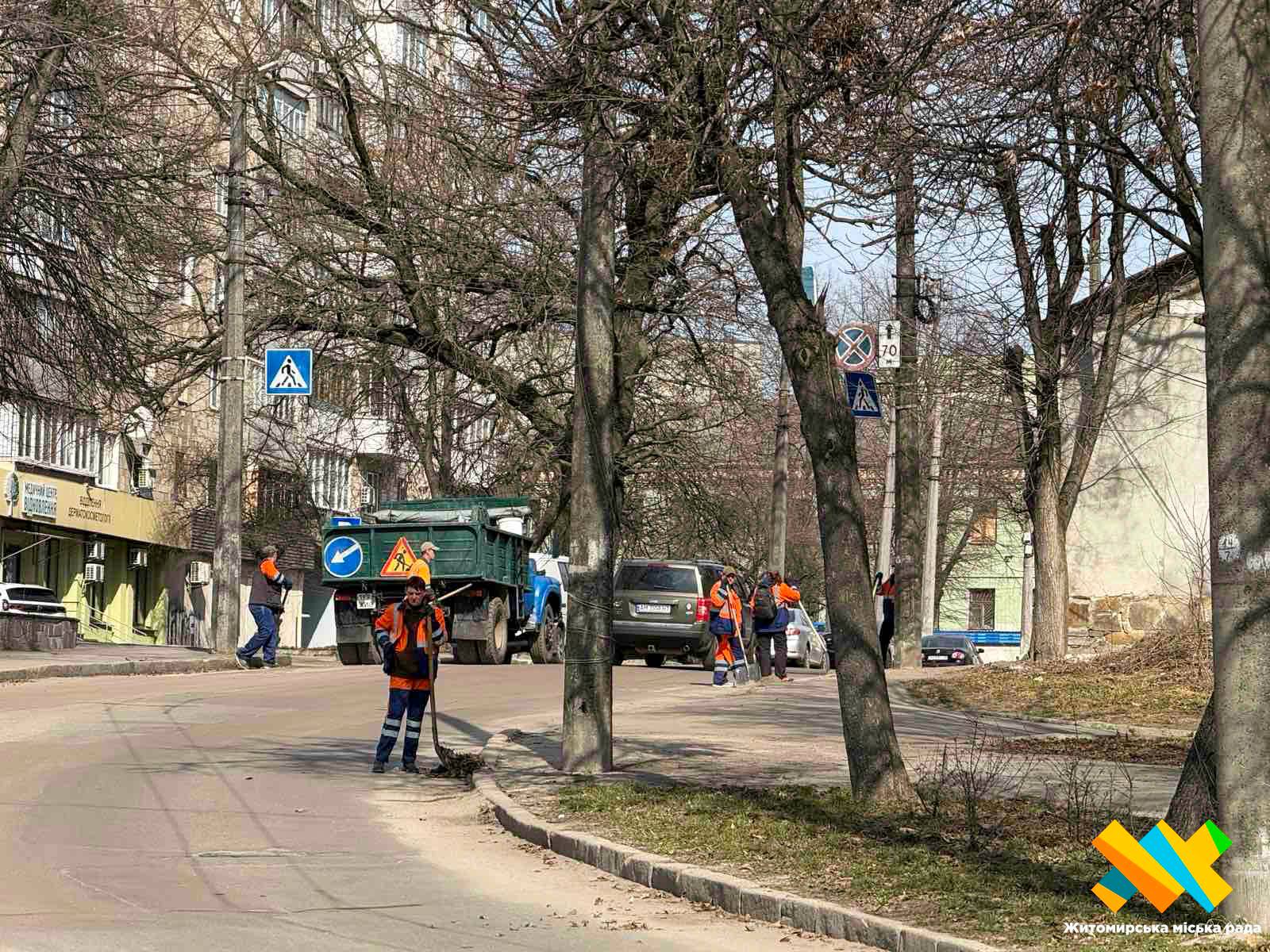 Новини Житомира - фото з У Житомирі комунальні служби продовжують весняне прибирання міста