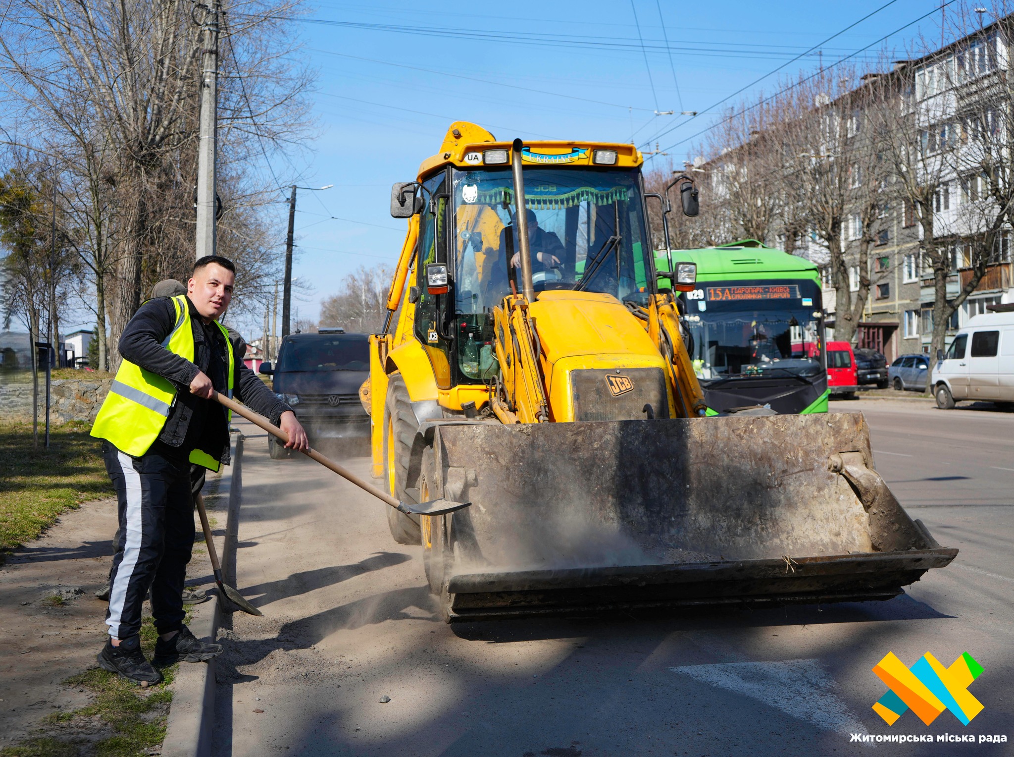 Новини Житомира - фото з У Житомирі комунальні служби продовжують весняне прибирання міста