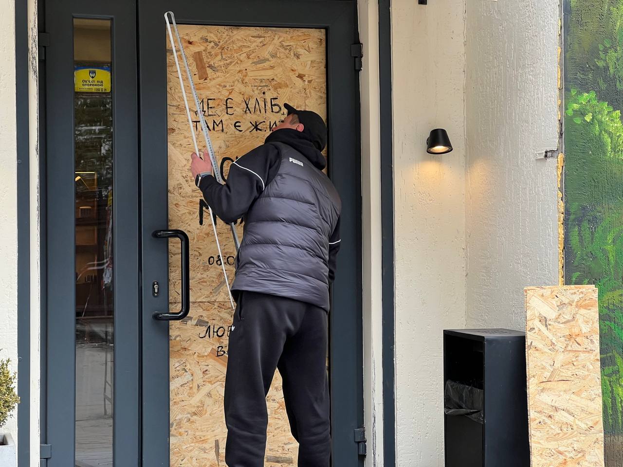 Новини Вінниці - фото з «Ми вже печемо хліб»: як центр Вінниці відновлюється після обстрілу?