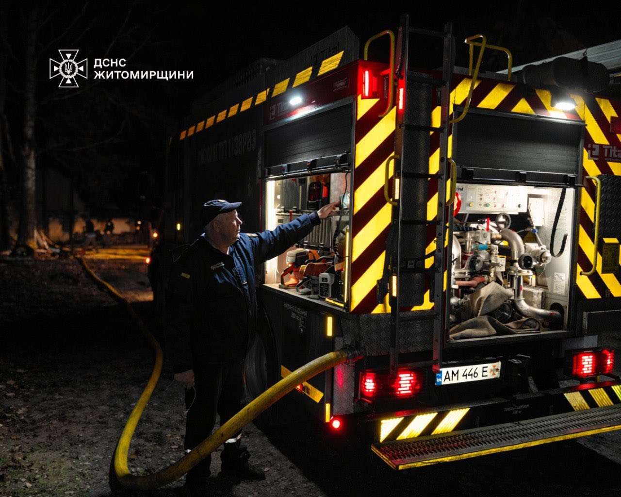 Новини Житомира - фото з Рятувальники загасили пожежу в гаражному кооперативі в Озерному