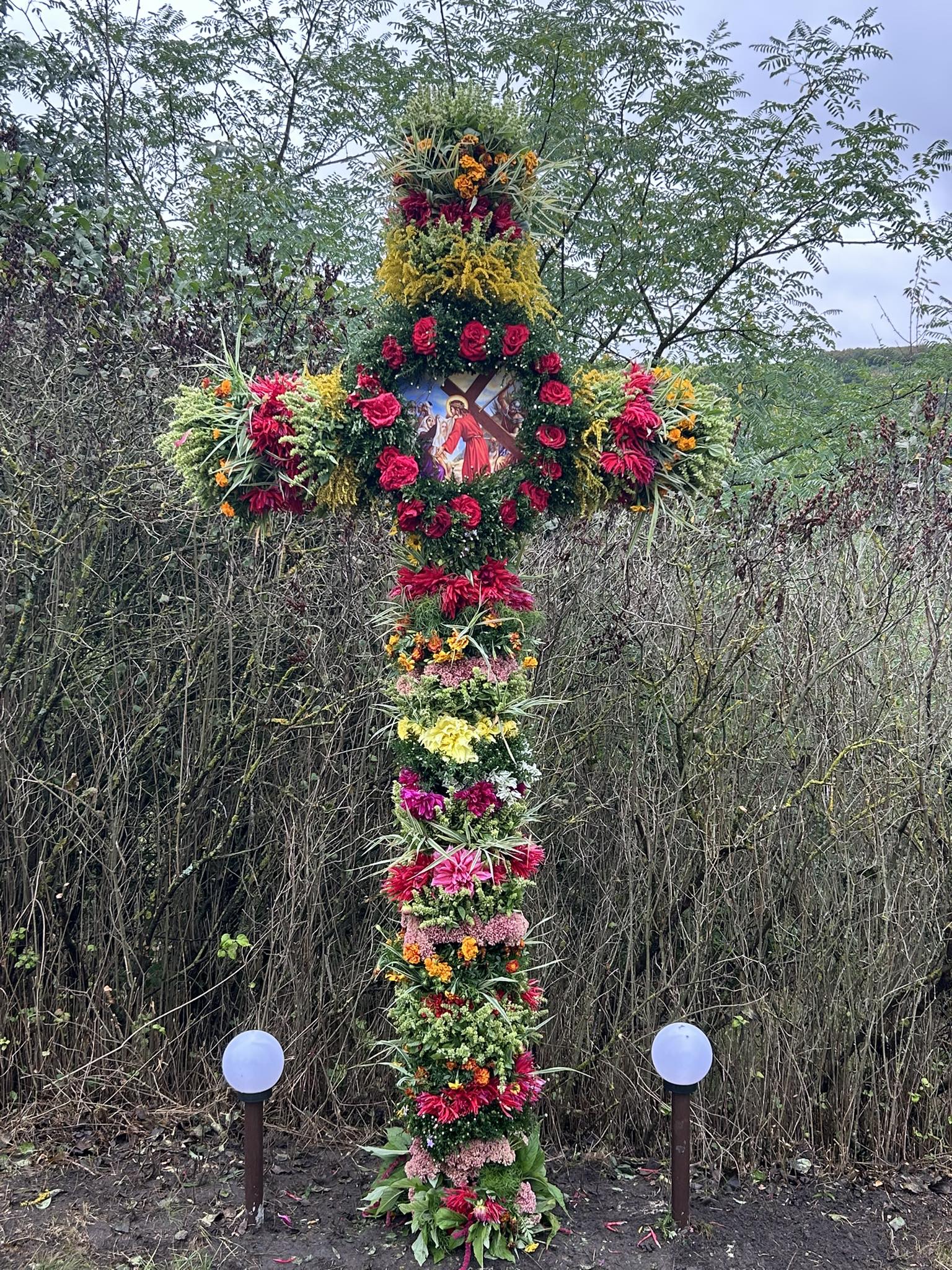 Хрести, вкриті квітами: унікальний обряд із Монастирка став національною спадщиною