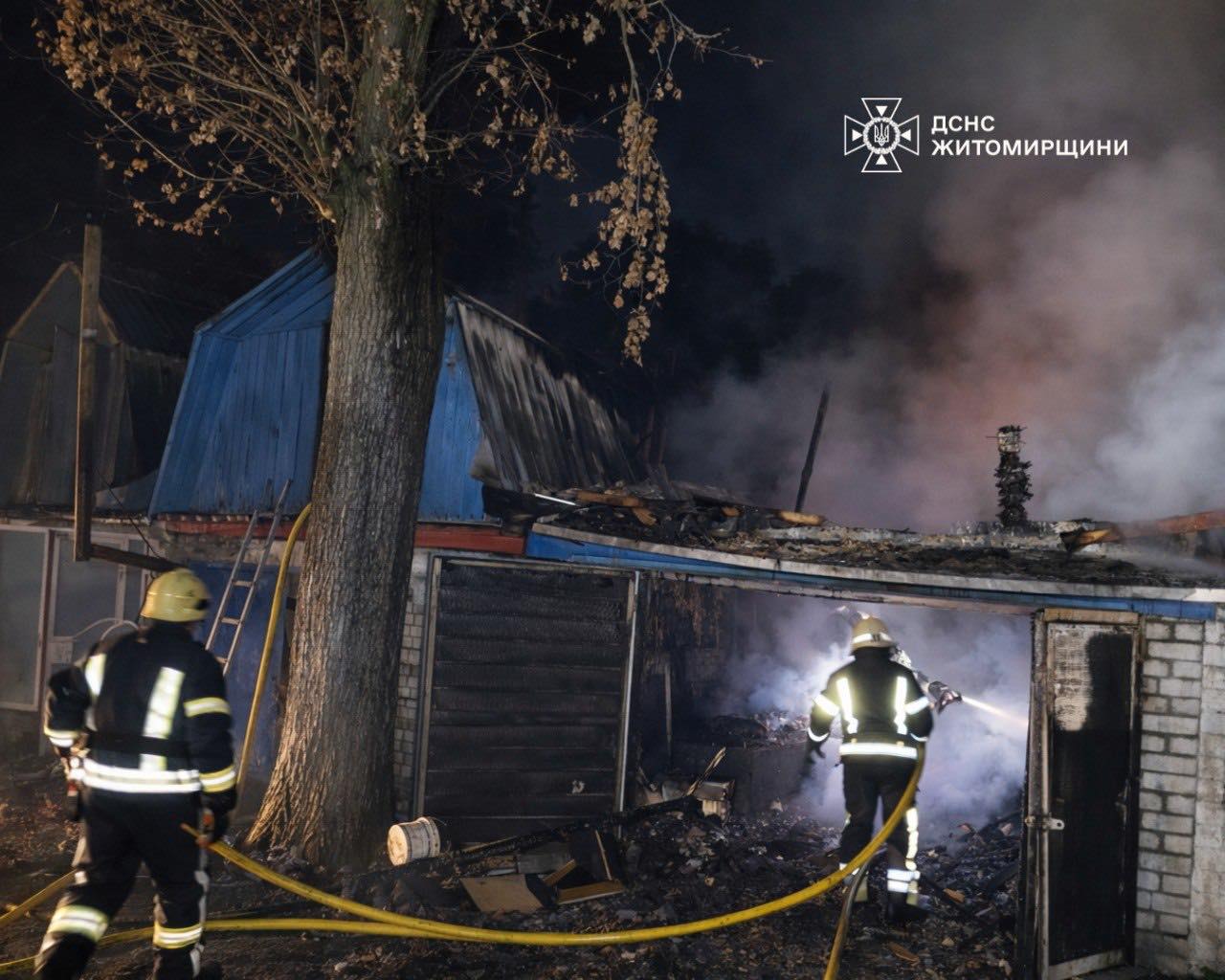 Новини Житомира - фото з Рятувальники загасили пожежу в гаражному кооперативі в Озерному