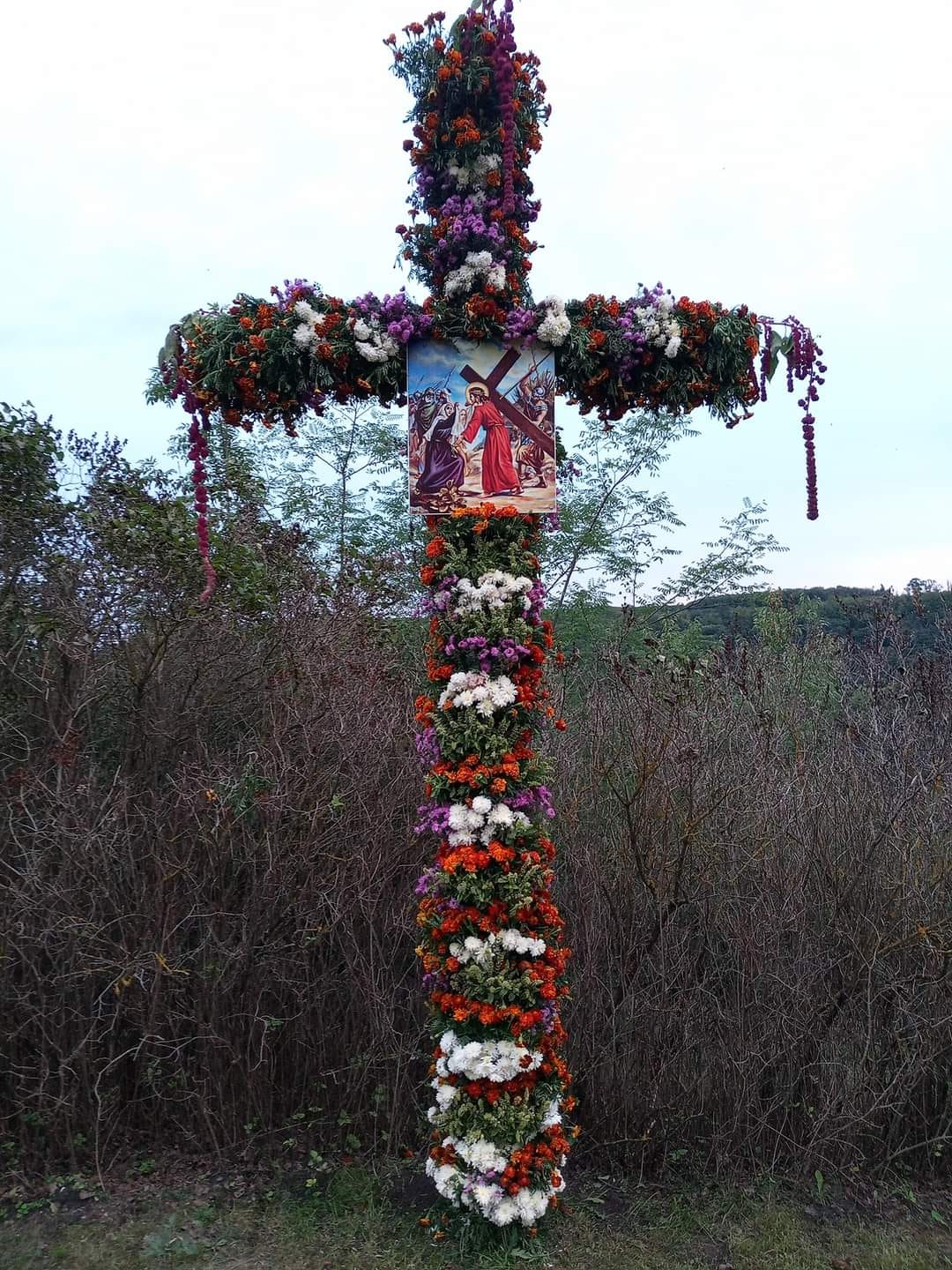 Хрести, вкриті квітами: унікальний обряд із Монастирка став національною спадщиною