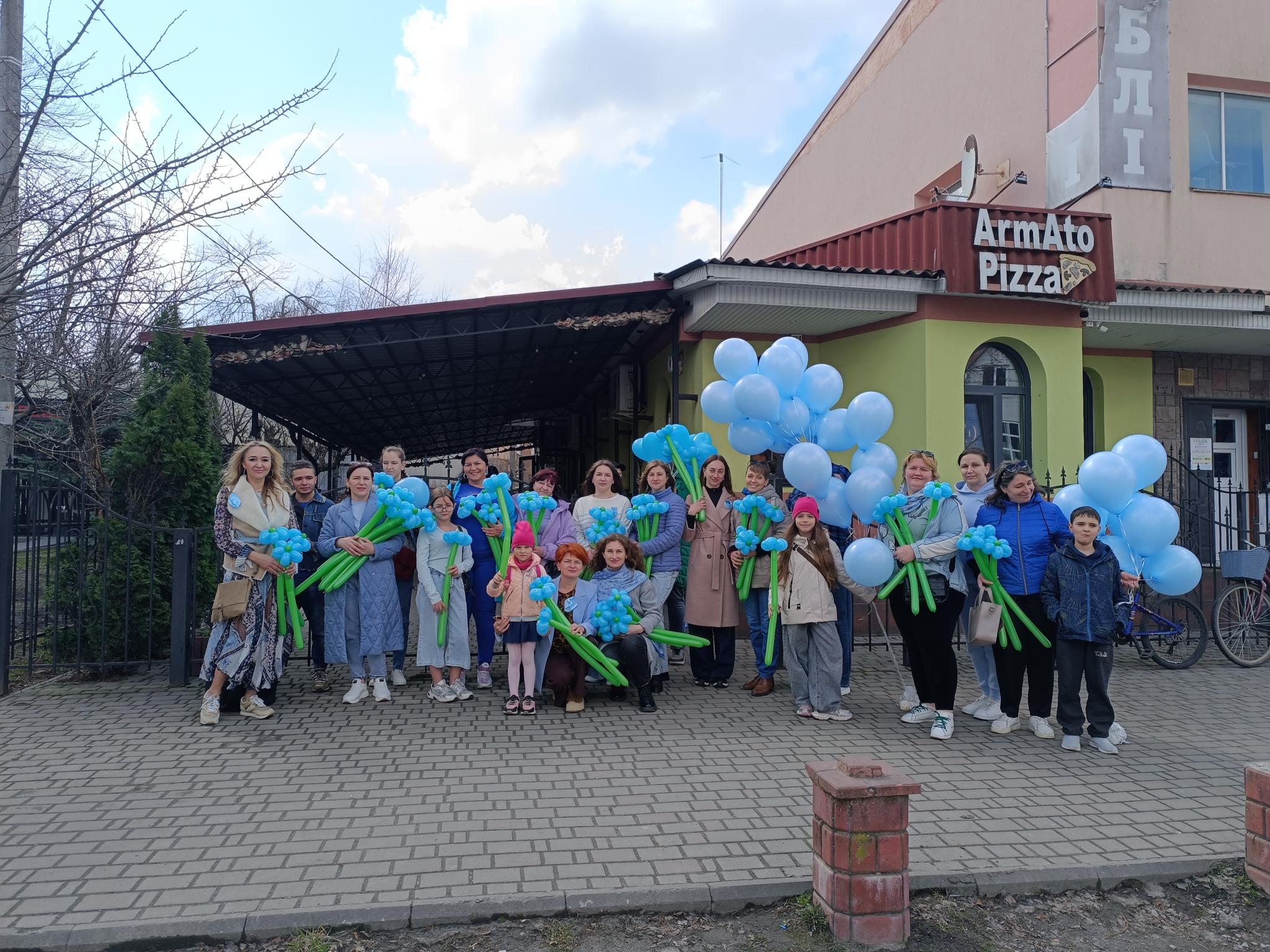 Новини Козятина - фото з Дарували маленьким та дорослим козятинцям блакитні кульки та посмішки