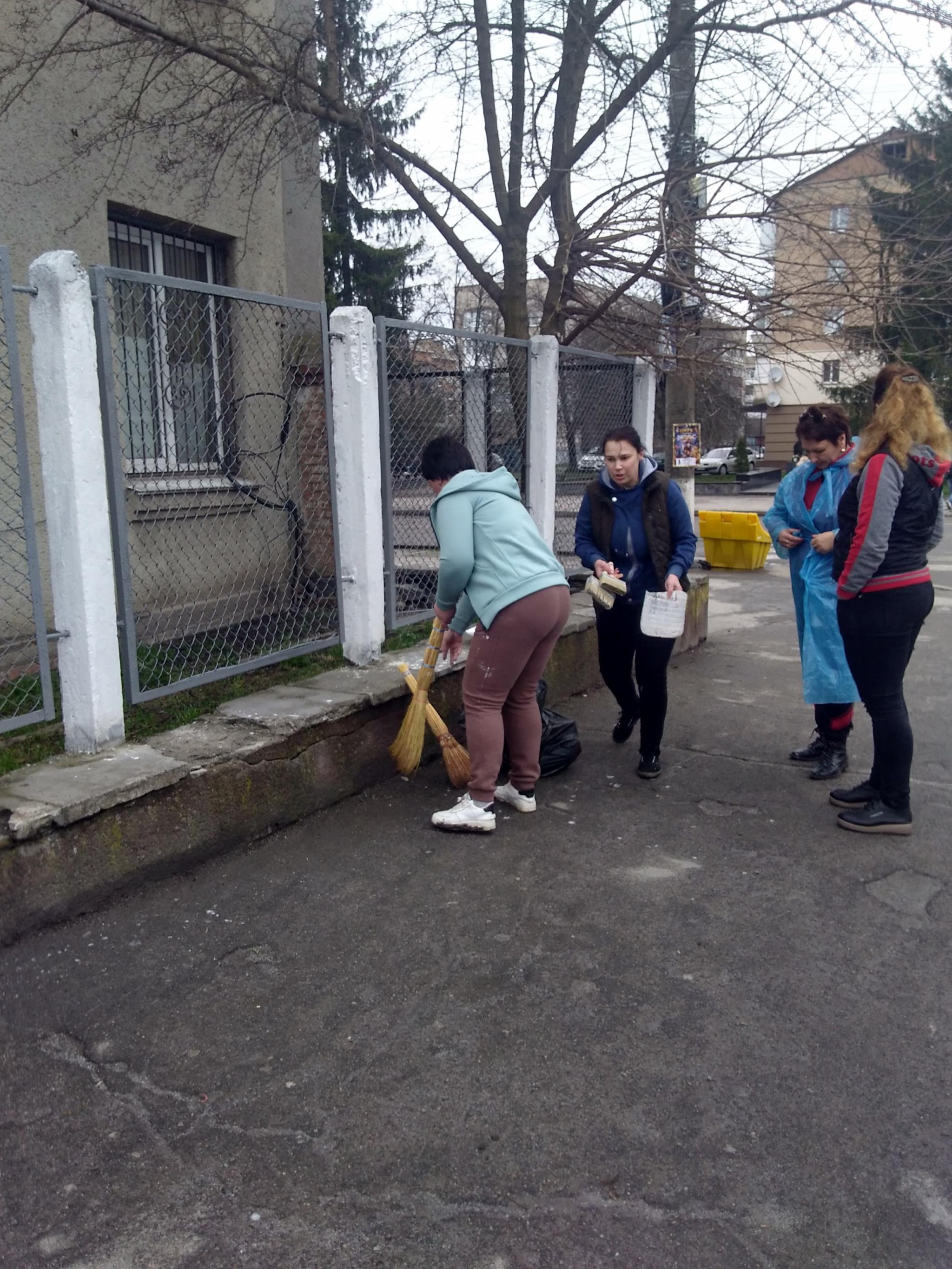 Новини Козятина - фото з Вийшли на прибирання і по особливому причипурили каштани закоханих