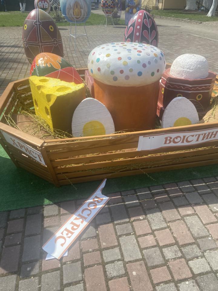 Новини Тернополя - фото з Заліщики прикрасили неймовірними Великодніми декораціями. А за кілька годин одну з них пошкодили