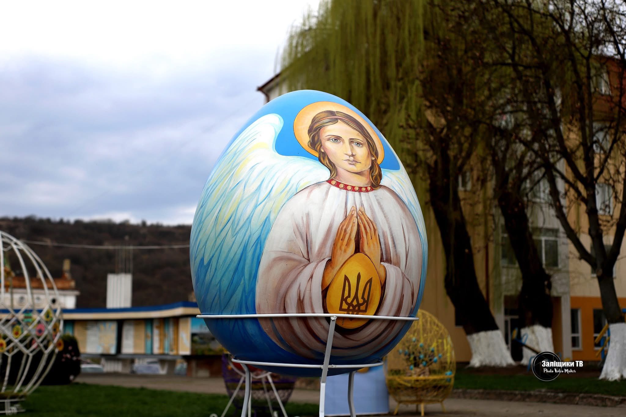 Новини Тернополя - фото з Заліщики прикрасили неймовірними Великодніми декораціями. А за кілька годин одну з них пошкодили