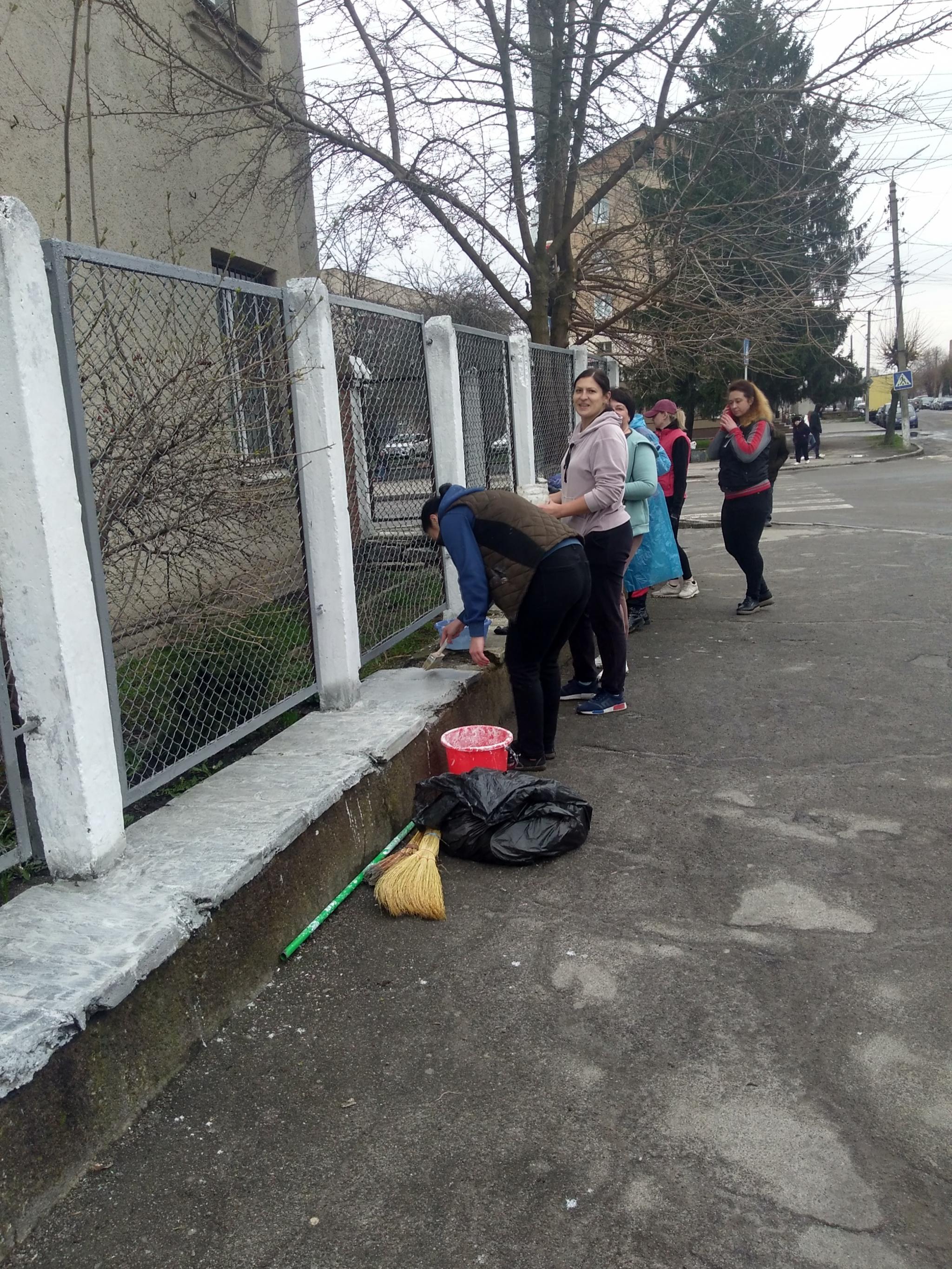 Новини Козятина - фото з Вийшли на прибирання і по особливому причипурили каштани закоханих