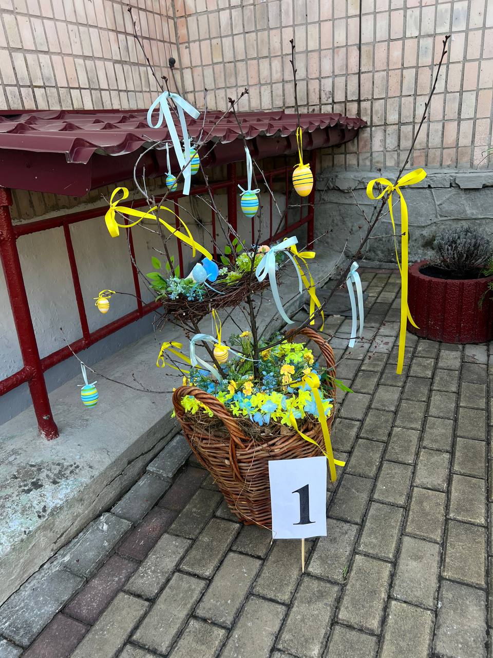 Новини Тернополя - фото з Зайченята, писанки і мотанка просто неба: у тернопільському садочку відкрили виставку до Великодня