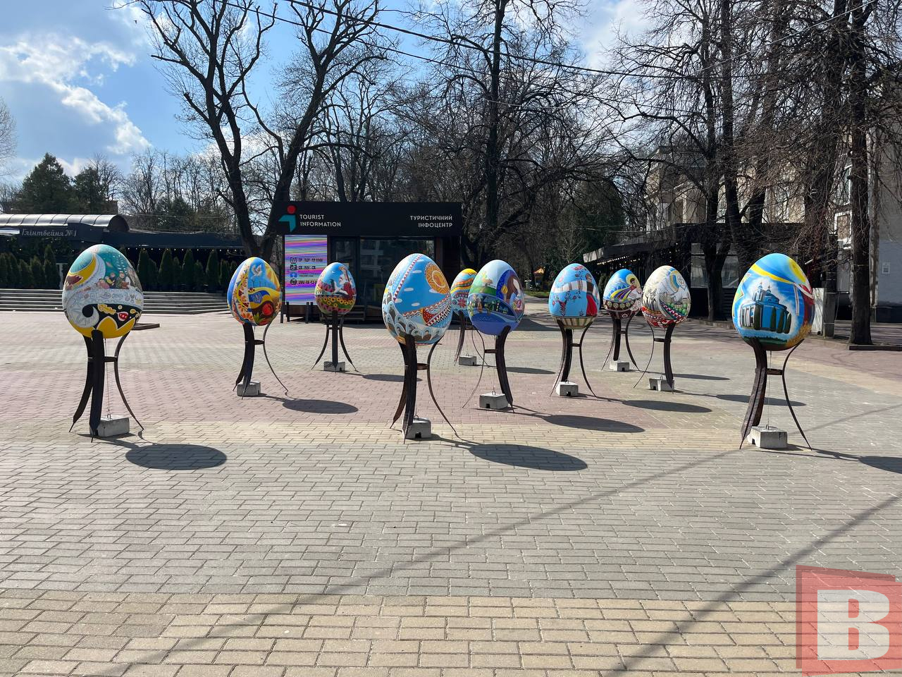 Новини Хмельницького - фото з Біля кінотеатру Шевченка облаштували великодню виставку писанок (ФОТО, ВІДЕО)