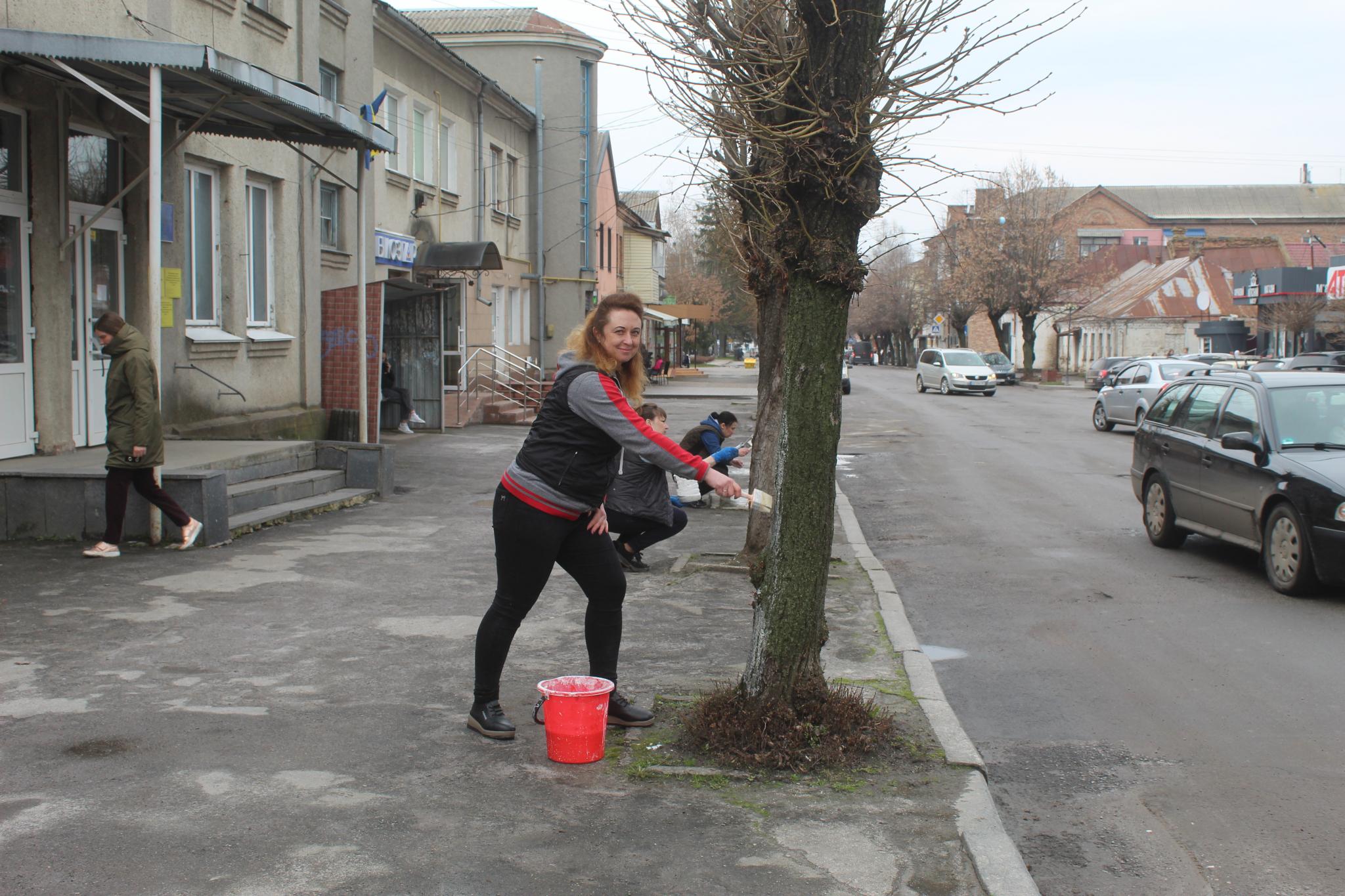 Новини Козятина - фото з Вийшли на прибирання і по особливому причипурили каштани закоханих