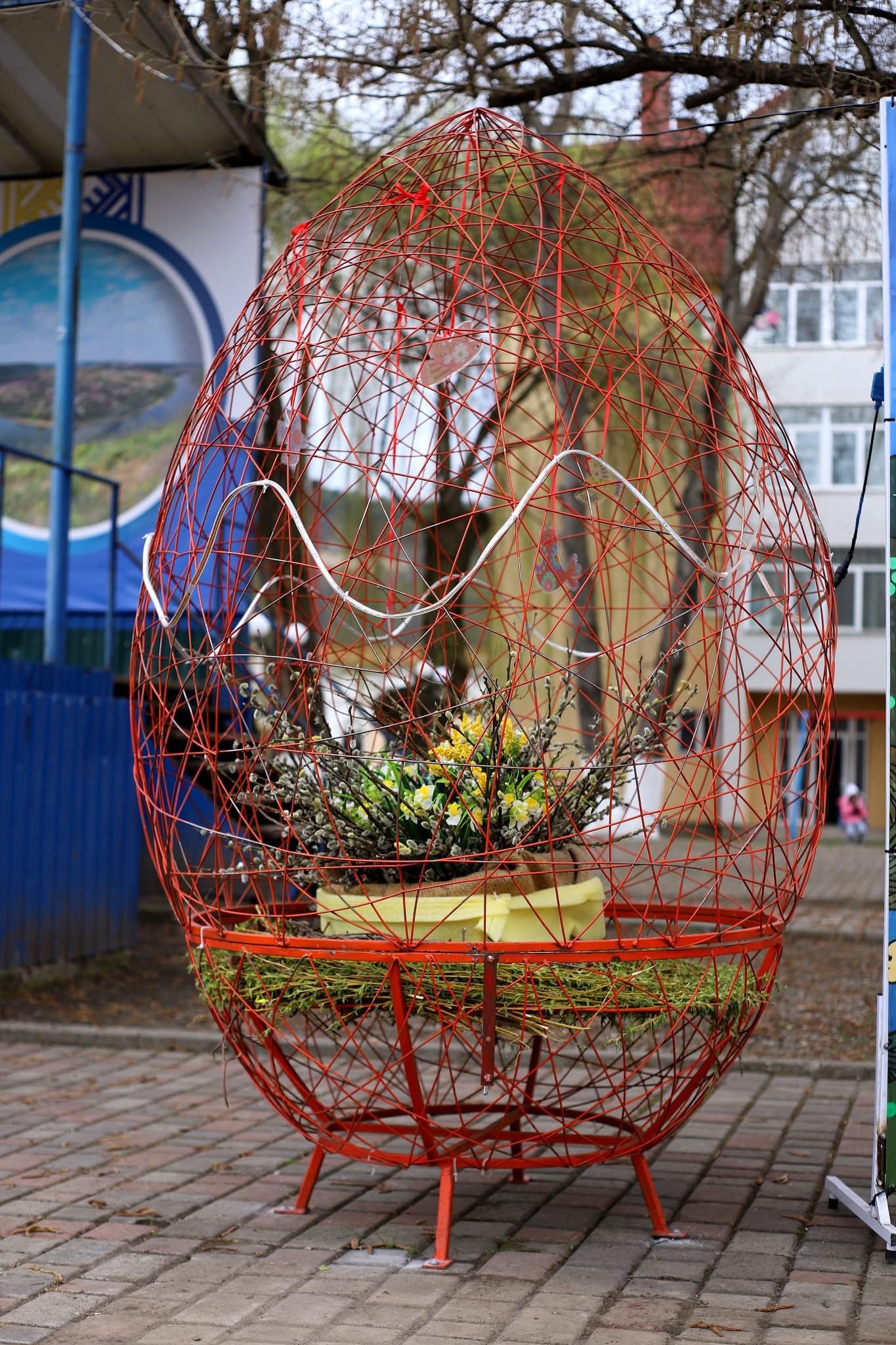 Новини Тернополя - фото з Заліщики прикрасили неймовірними Великодніми декораціями. А за кілька годин одну з них пошкодили