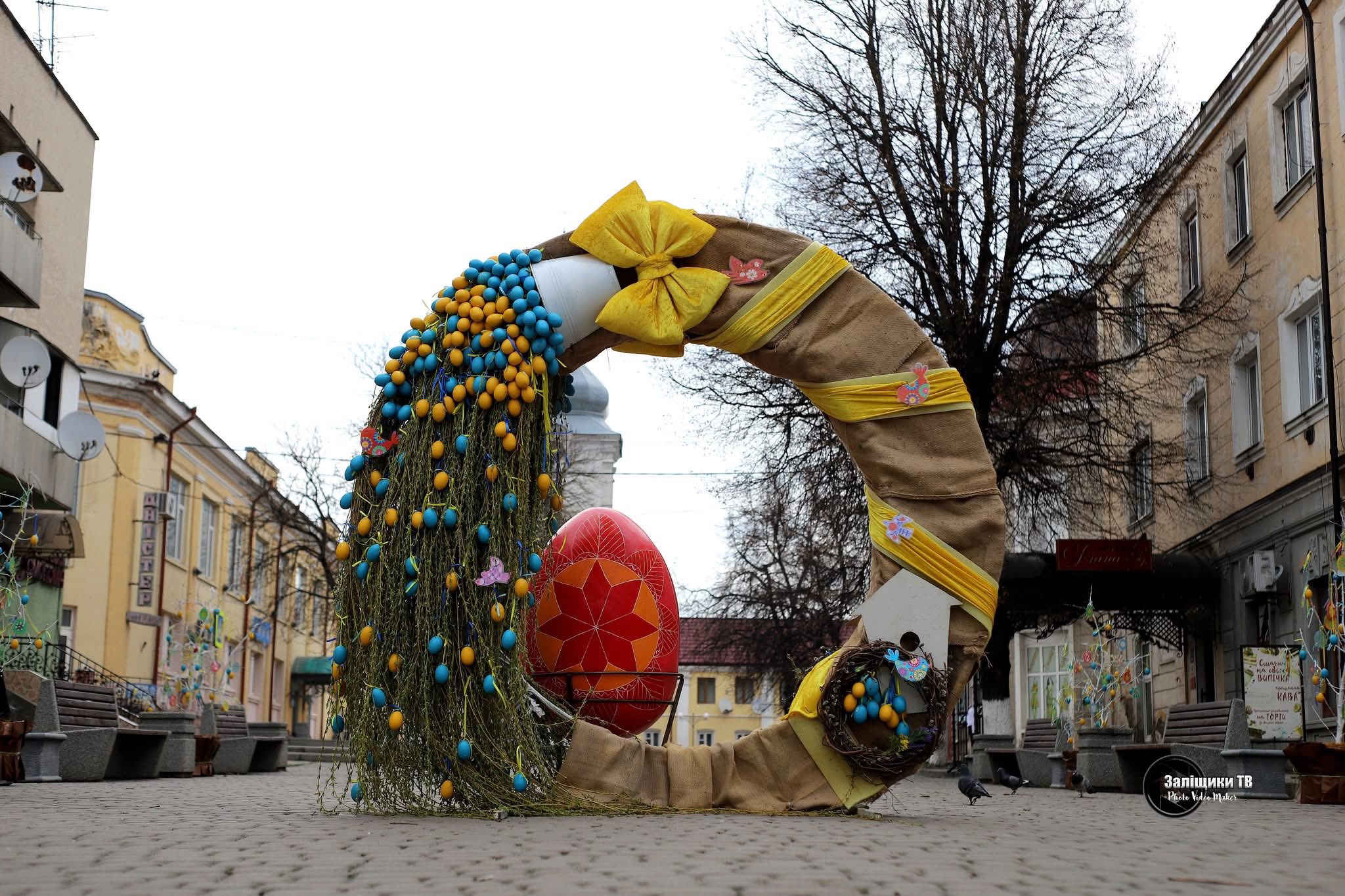 Новини Тернополя - фото з Заліщики прикрасили неймовірними Великодніми декораціями. А за кілька годин одну з них пошкодили