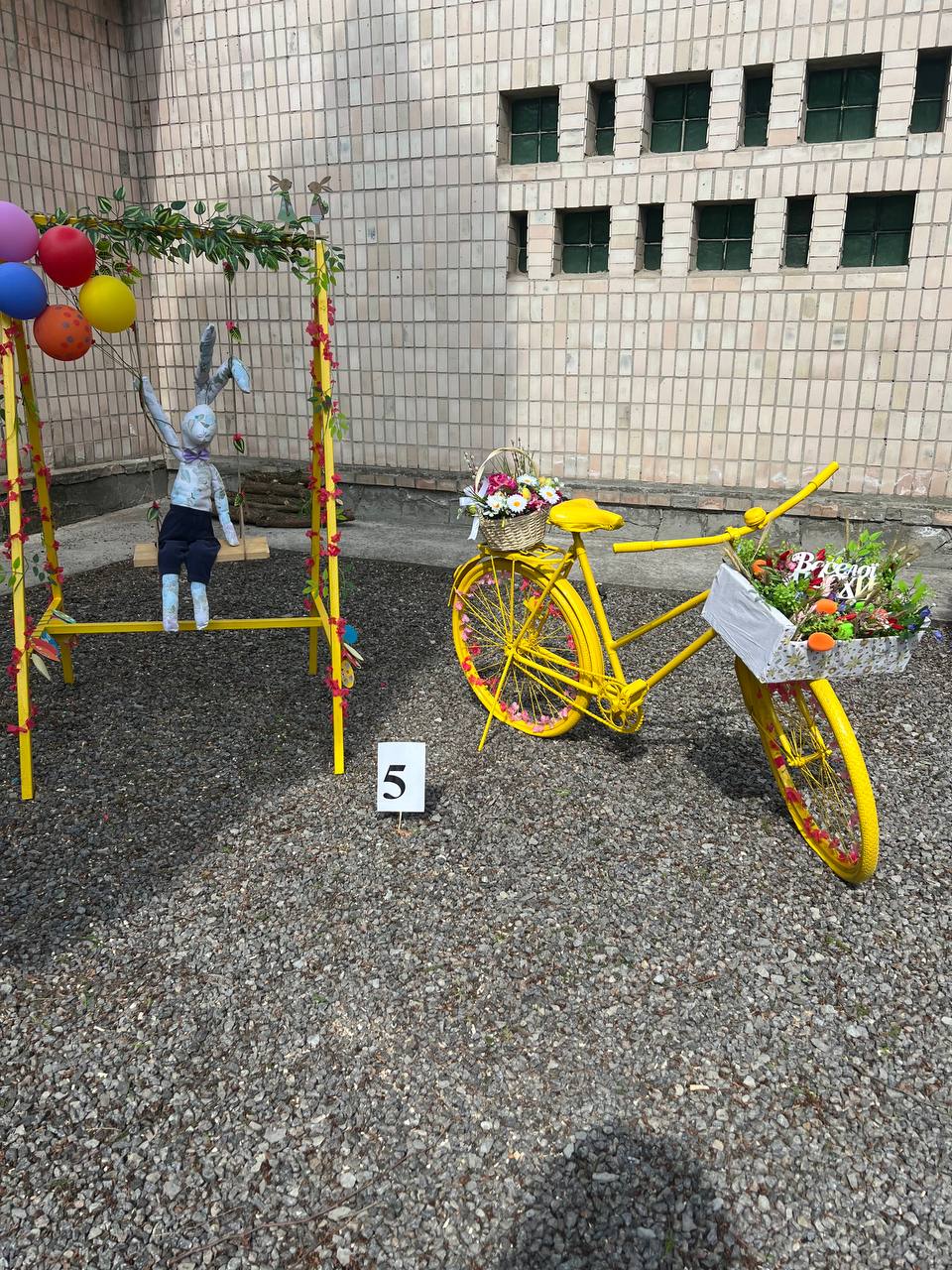 Новини Тернополя - фото з Зайченята, писанки і мотанка просто неба: у тернопільському садочку відкрили виставку до Великодня