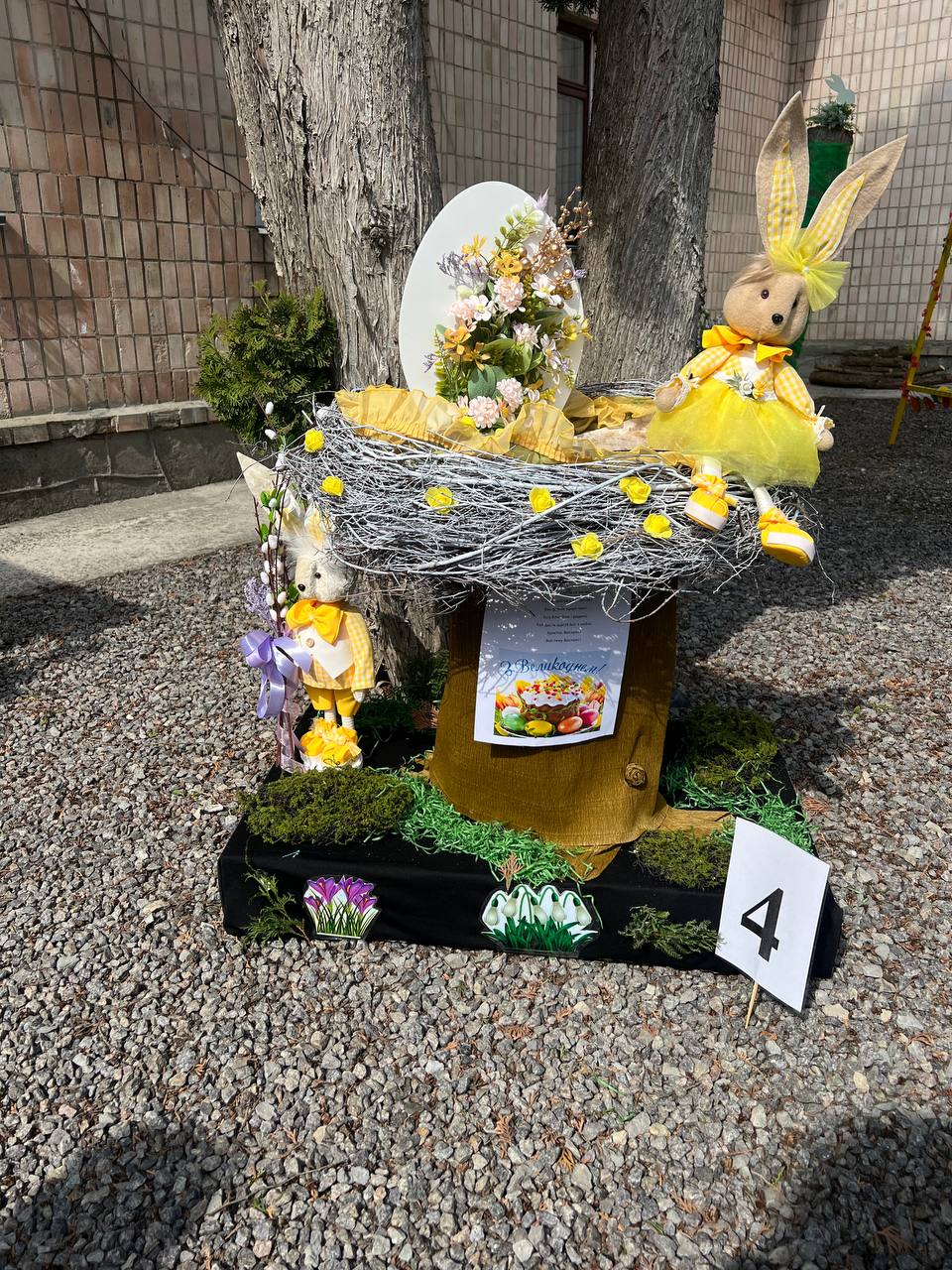 Новини Тернополя - фото з Зайченята, писанки і мотанка просто неба: у тернопільському садочку відкрили виставку до Великодня