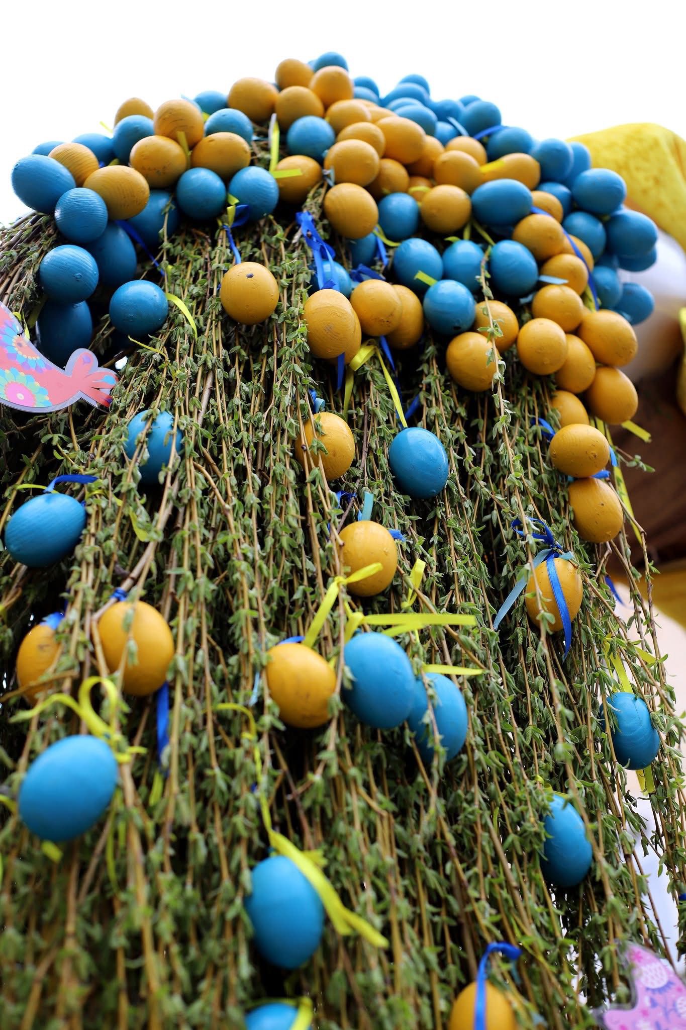 Новини Тернополя - фото з Заліщики прикрасили неймовірними Великодніми декораціями. А за кілька годин одну з них пошкодили