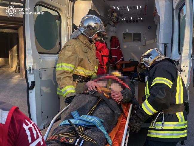 Новини Вінниці - фото з У Вінниці 50-річний чоловік впав зі скелі. Рятувальники терміново транспортували його до лікарні