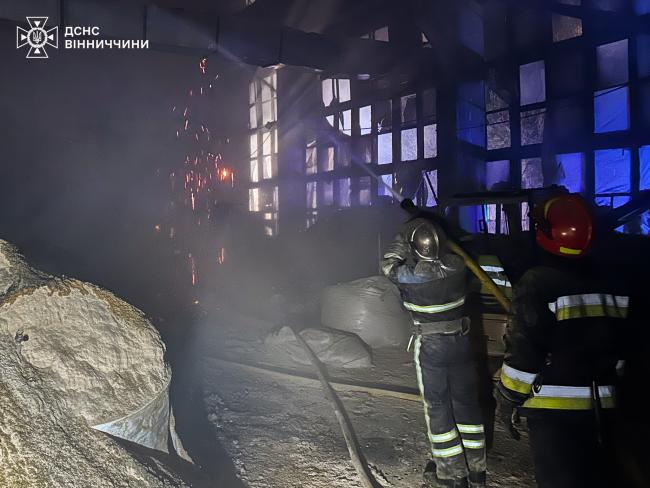 Новини Вінниці - фото з Чотири підрозділи надзвичайників гасили масштабну пожежу складу на вулиці Гетьмана Мазепи
