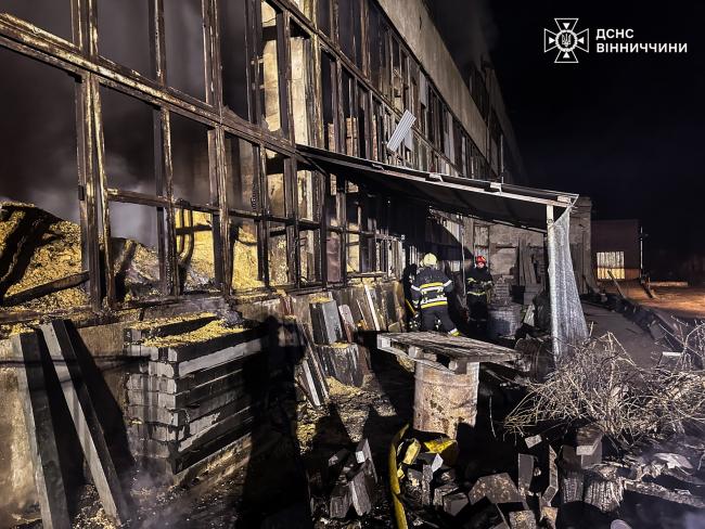 Новини Вінниці - фото з Чотири підрозділи надзвичайників гасили масштабну пожежу складу на вулиці Гетьмана Мазепи