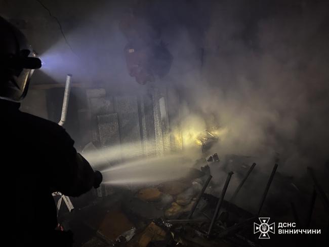 Новини Вінниці - фото з Чотири підрозділи надзвичайників гасили масштабну пожежу складу на вулиці Гетьмана Мазепи