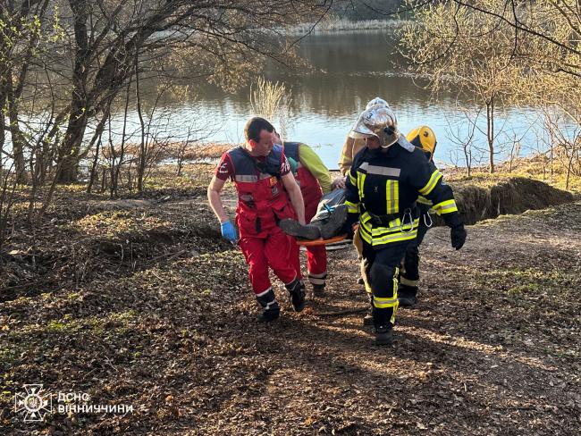 Новини Вінниці - фото з У Вінниці 50-річний чоловік впав зі скелі. Рятувальники терміново транспортували його до лікарні