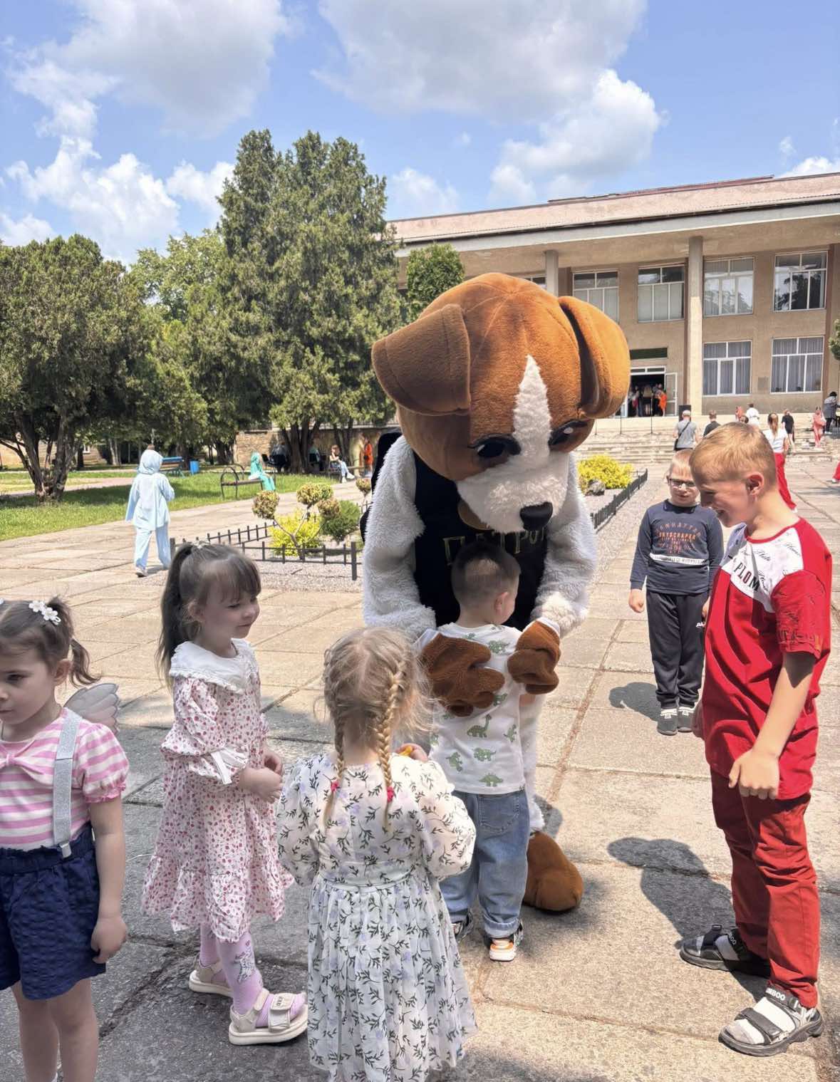 Новини Вінниці - фото з «У військкомат не пустили, з поліції вигнали»: як учениці з псом Патроном зібрали для армії майже 200 тисяч