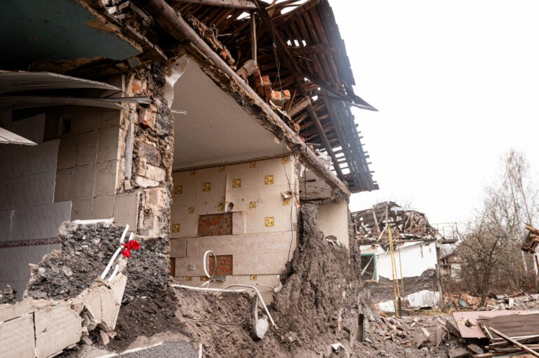 Новини Житомира - фото з Коростень після удару: триває ліквідація наслідків, постраждалі вже подають заявки на єВідновлення