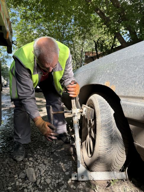 Новини Вінниці - фото з У Вінниці прибрали з вулиць ще дві покинуті автівки. Одна з них вросла в землю і вкрилася іржею