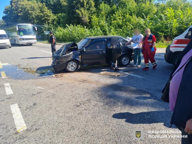 Новини Вінниці - фото з Внаслідок аварії у Вінниці перекинулася автівка, водія забрали до лікарні