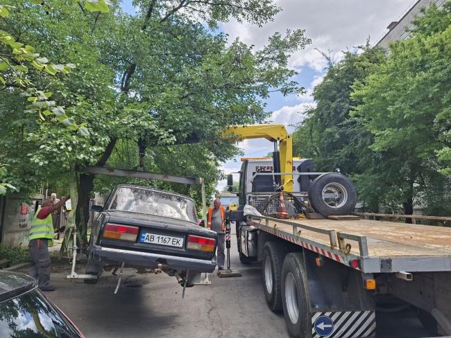 Новини Вінниці - фото з У Вінниці прибрали з вулиць ще дві покинуті автівки. Одна з них вросла в землю і вкрилася іржею