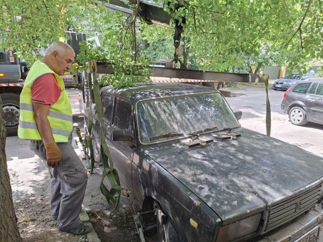 Новини Вінниці - фото з У Вінниці прибрали з вулиць ще дві покинуті автівки. Одна з них вросла в землю і вкрилася іржею