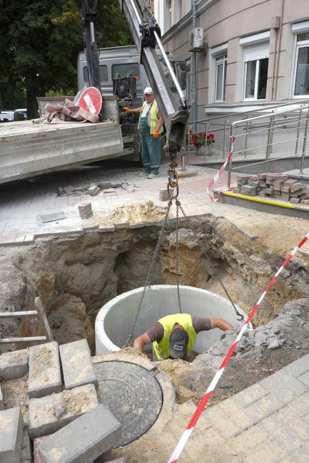 Новини Вінниці - фото з У центрі Вінниці взялися оновлювати водогін, прокладений понад 100 років тому