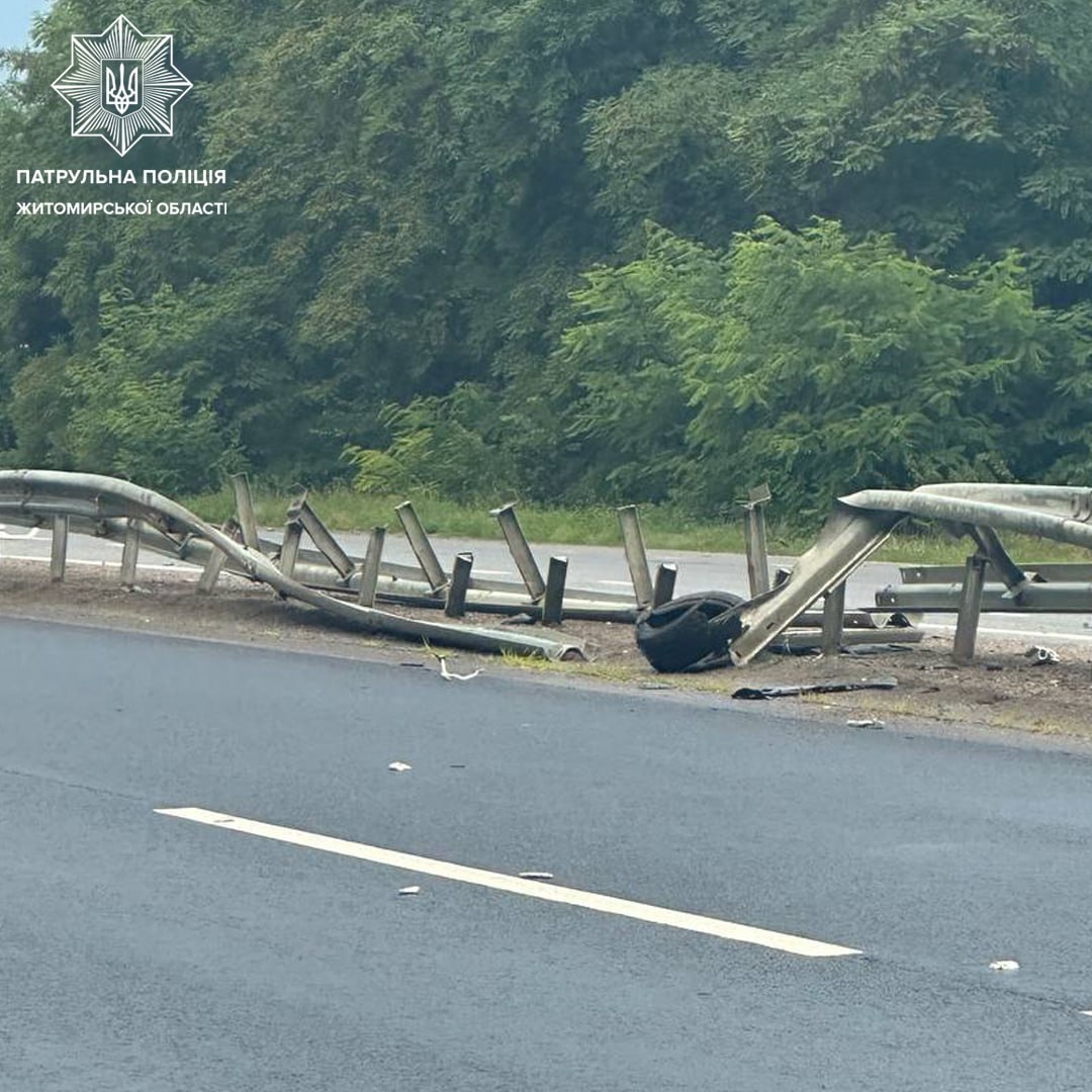 Новини Житомира - фото з Днями на трасі Київ - Чоп водій BMW наїхав на колесовідбійник